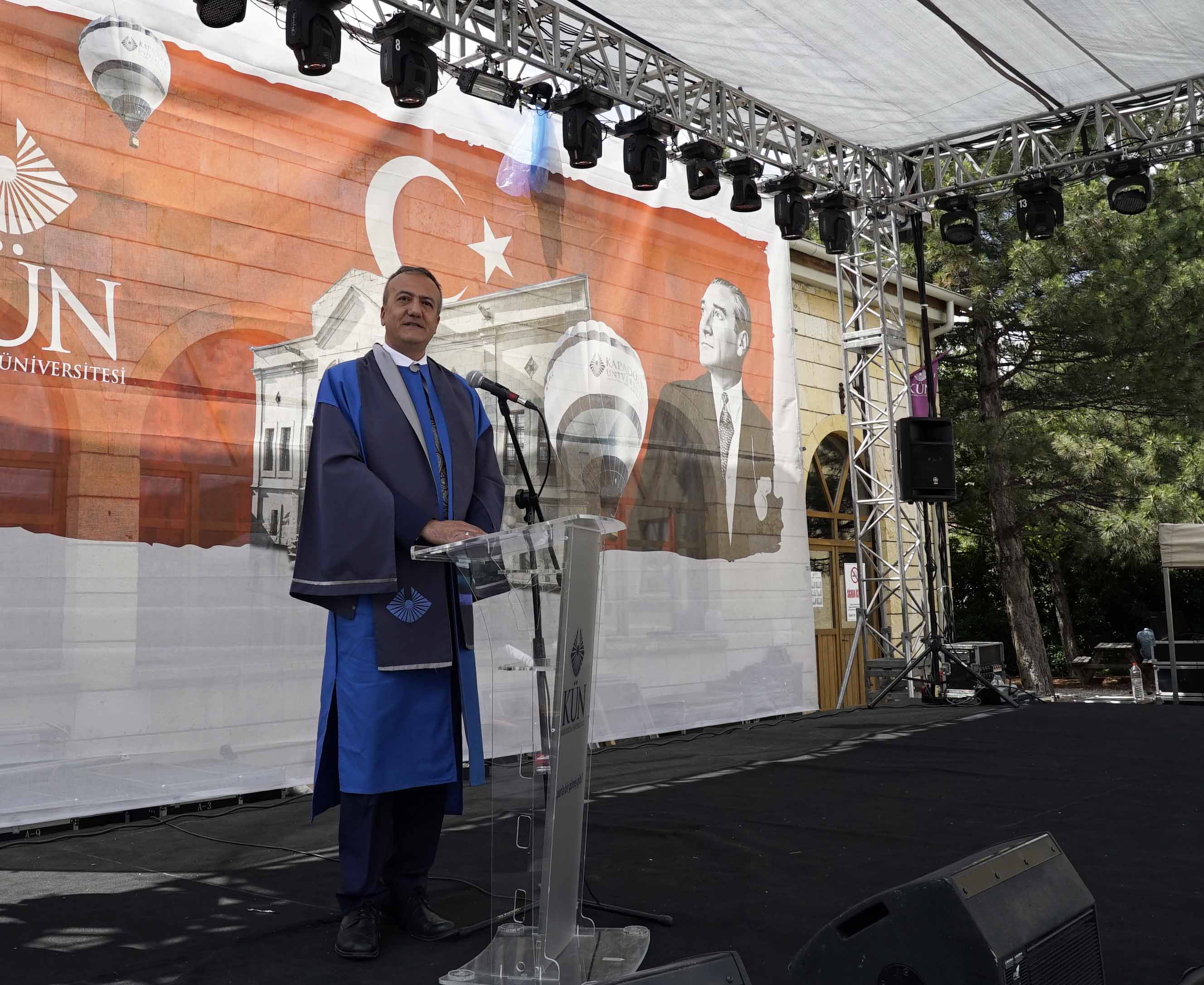 Üniversitemiz ilk lisans mezunlarını hayata uğurladı